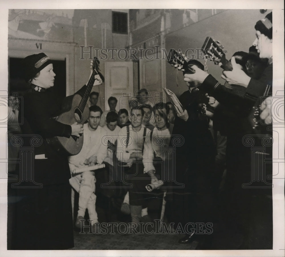 1940 Press Photo Finnish Salvationists Cheer Up Wounded Soldiers-Historic Images