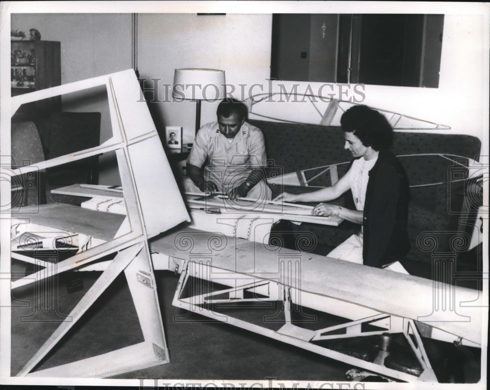 1962 Press Photo Ann Monteleone helping hr husband Capt Barney build an airplane - Historic Images