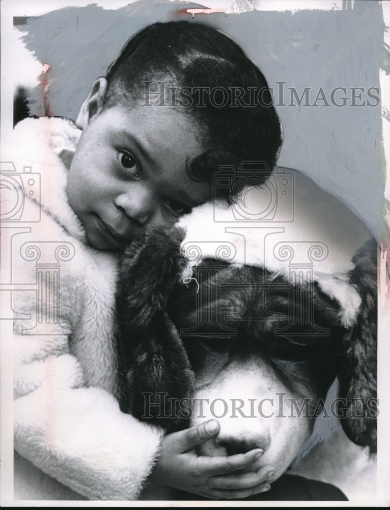 1967 Press Photo Consetta Brown Hugs a Dog - Historic Images