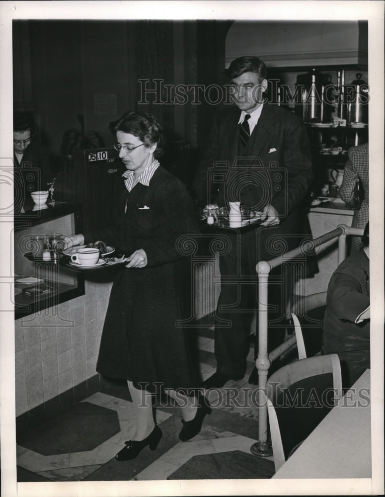 1944 Press Photo Senator & Mrs. Ball Grab a Meal at Senate Office Building Cafe-Historic Images