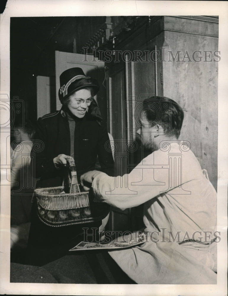 1940 Mrs. Hugh Sladen of Salvation Army in Finland gives food - Historic Images