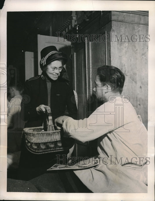 1940 Mrs. Hugh Sladen of Salvation Army in Finland gives food - Historic Images