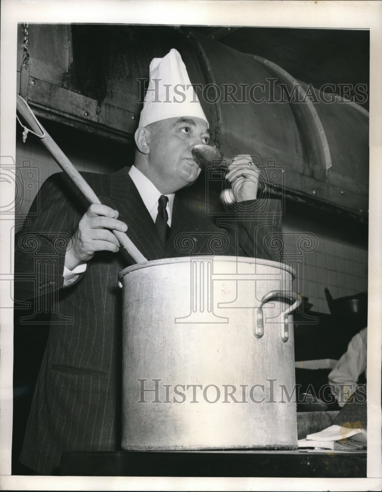 1946 Ernie Ahlfeldt Cooking Chili for President Truman - Historic Images