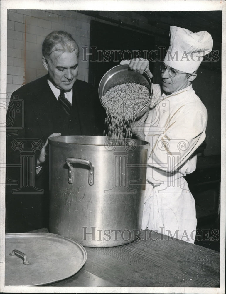 1942 Press Photo Chef Victor Lanzi and Senator Shipstead Simmering Bean Soup - Historic Images