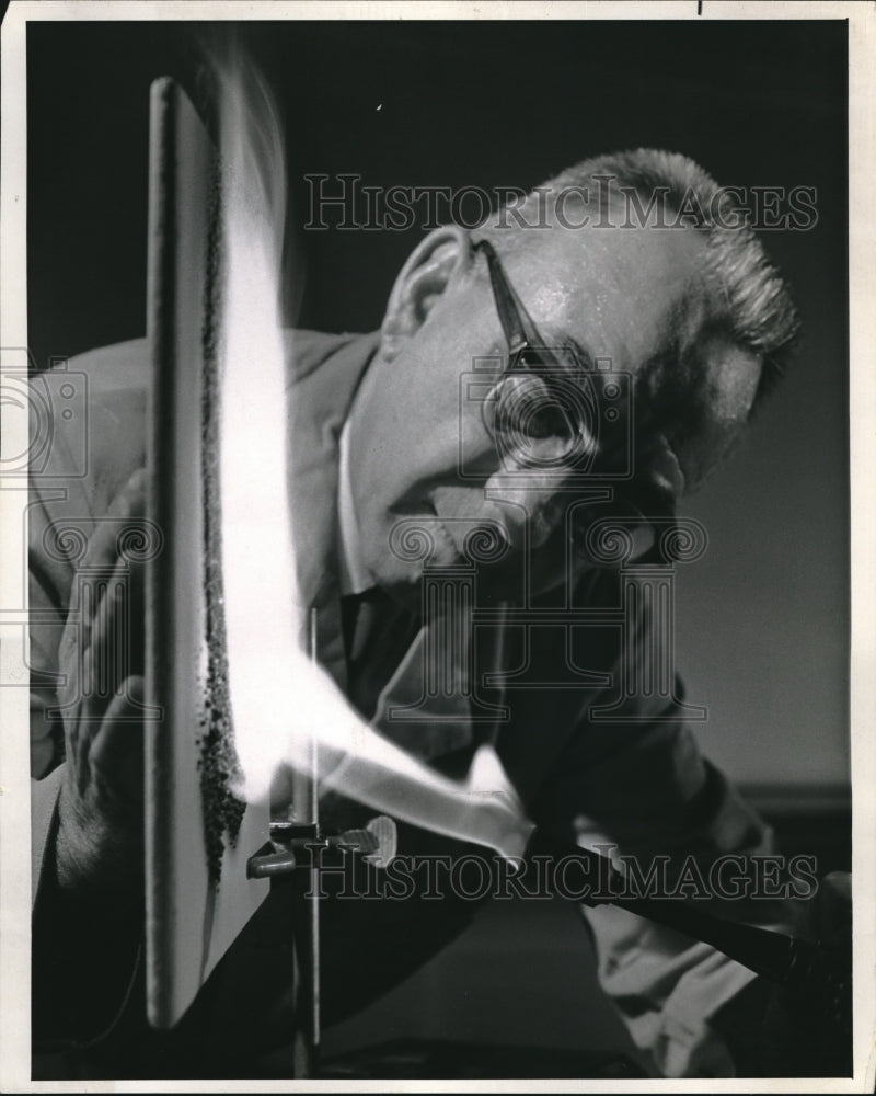 1971 Press Photo Goodyear Engineer Demonstrates Fire Retardant Paint - Historic Images