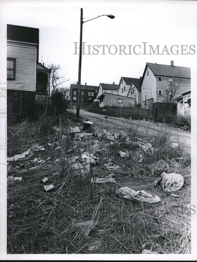 1969 Press Photo Trash Along Clyde Avenue-Historic Images