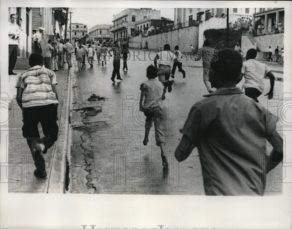 1961 Press Photo Dominican Youths Run From Police & Government Troops - Historic Images