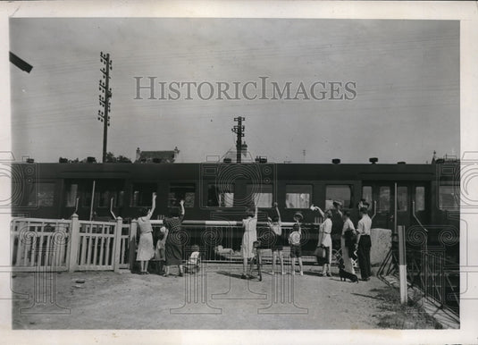 1939 Press Photo Family in Paris Waves Farewell to Troops Bound for Maginot Line-Historic Images