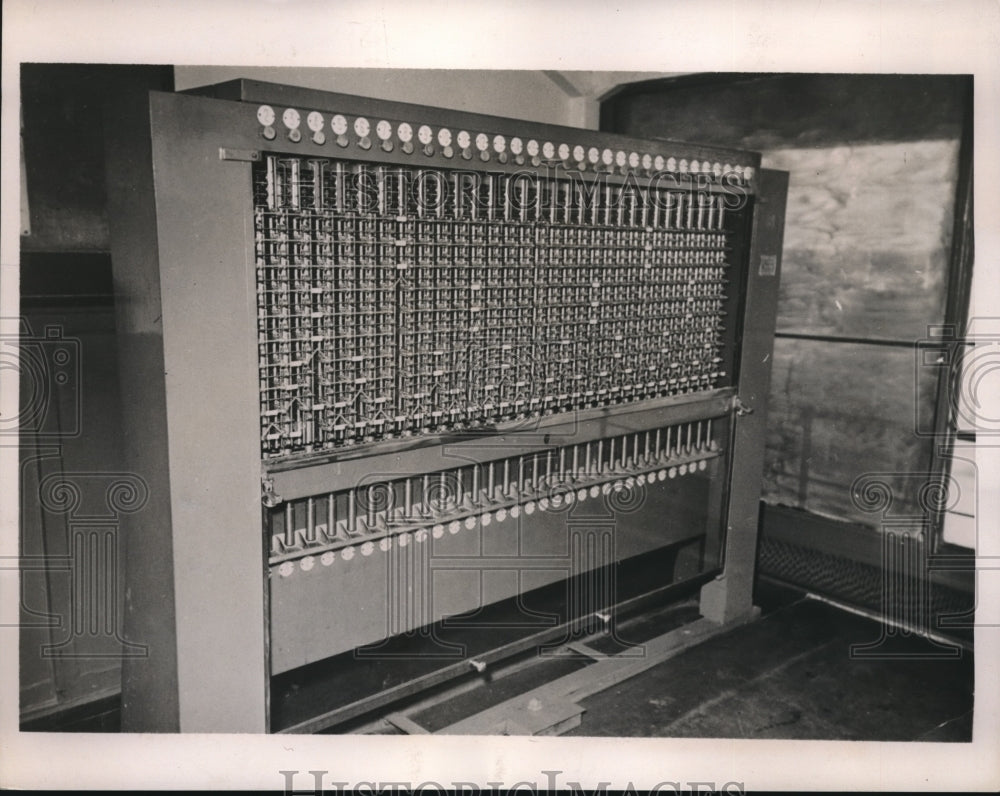 1940 Press Photo Billard Machine That Switches Train Cars Electrically in France-Historic Images