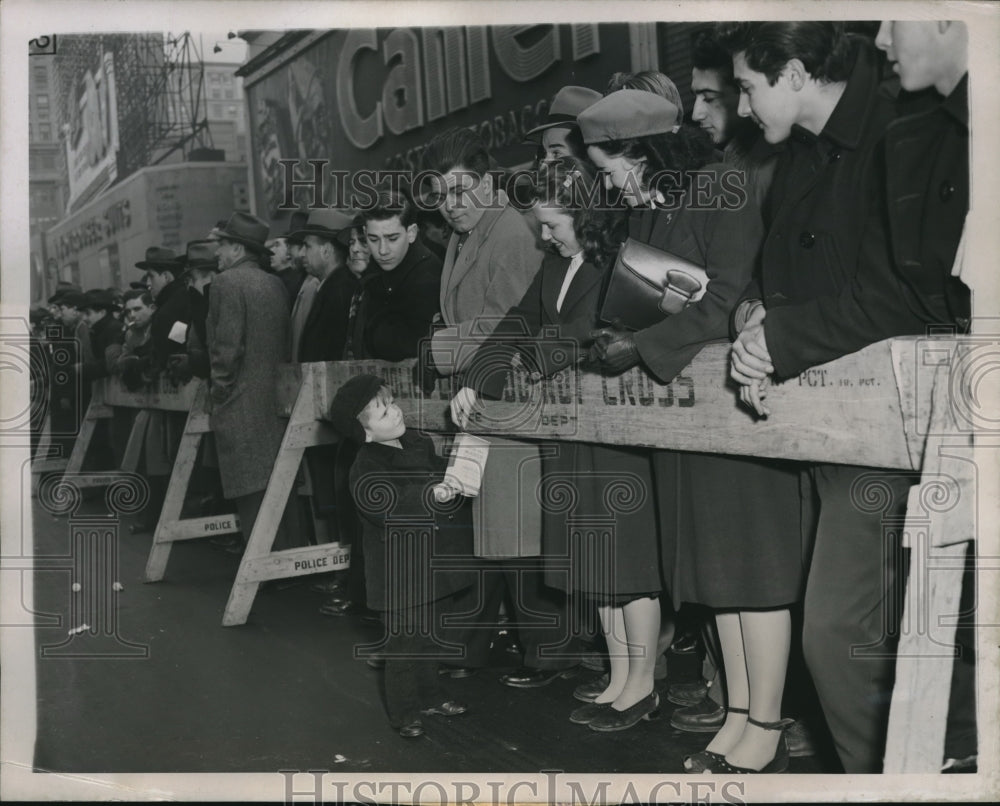 1946 Press Photo Donald Anderson collects donations for March of Dimes - Historic Images