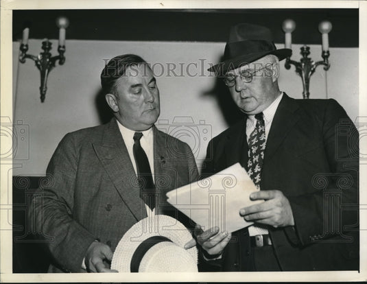 1937 Press Photo Mayor Daniel J. Shields & Police Chief Ed Klink Talk Strike - Historic Images
