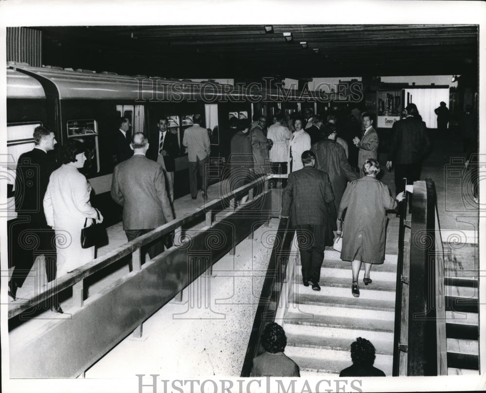 1968 Press Photo Passengers Fill Zuidplein Station in Rotterdam Subway-Historic Images