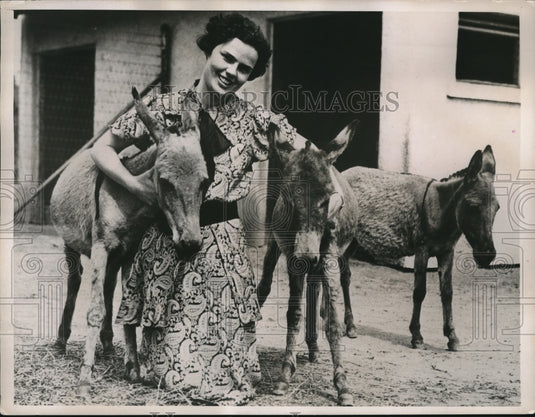 1937 Press Photo Sacred Indian Donkeys at Zoopark in LA with Irene McIntyre-Historic Images