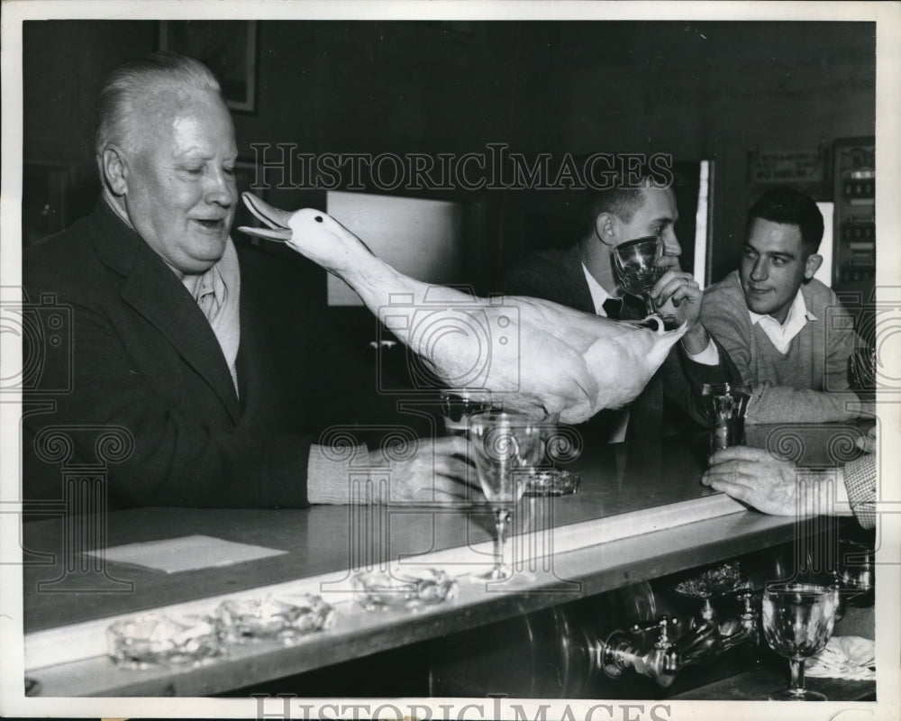 1958 Press Photo Entertaining Patron Irvin Newcomb - Historic Images