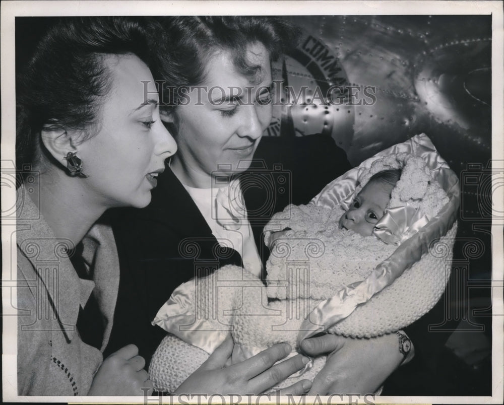 1946 Press Photo Nurse Catherine Nelson showing baby Karen Beth Gengers to aunt-Historic Images