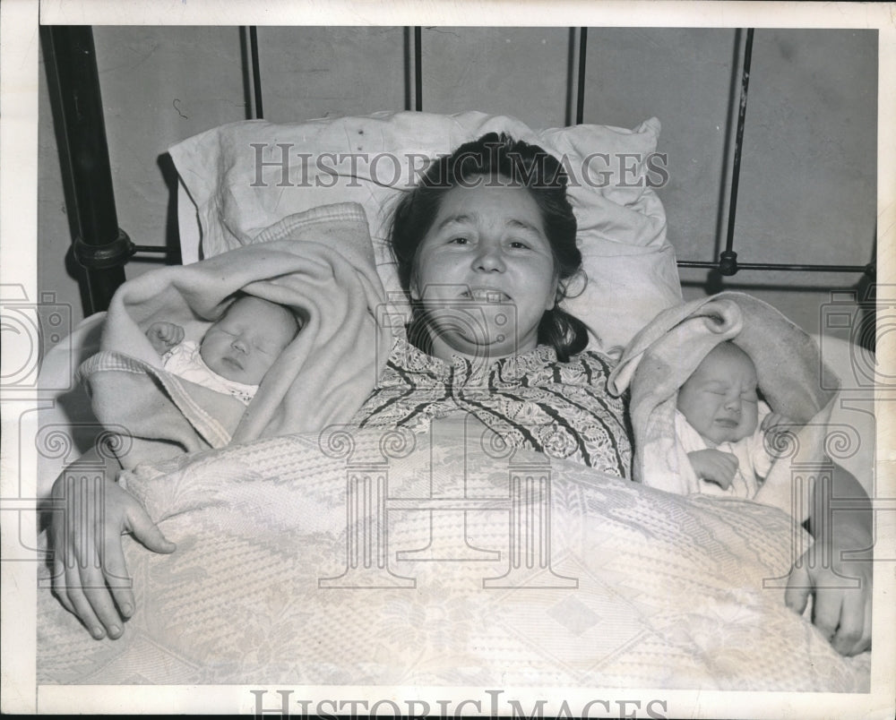 1947 Mrs. Alonzo Williams welcomes twin daughters in Atlanta, Ga - Historic Images