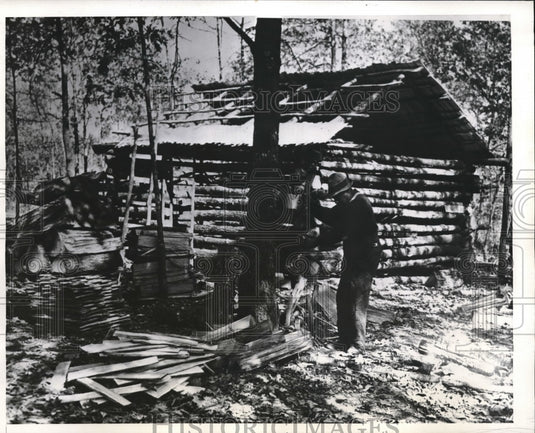 1939 Press Photo Stephen Miller Uses Old Fashioned Shingle Splitter - Historic Images