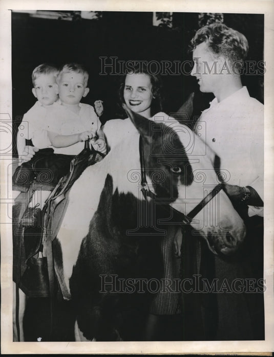 1946 Press Photo Fallen Vet's Sons, Gene & Jack Williams, Enjoy Frat Event - Historic Images