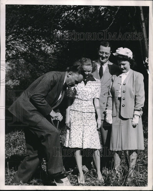 1946 J L Wadsworth Performs Groundbreaking For Flourney & Gibbs - Historic Images
