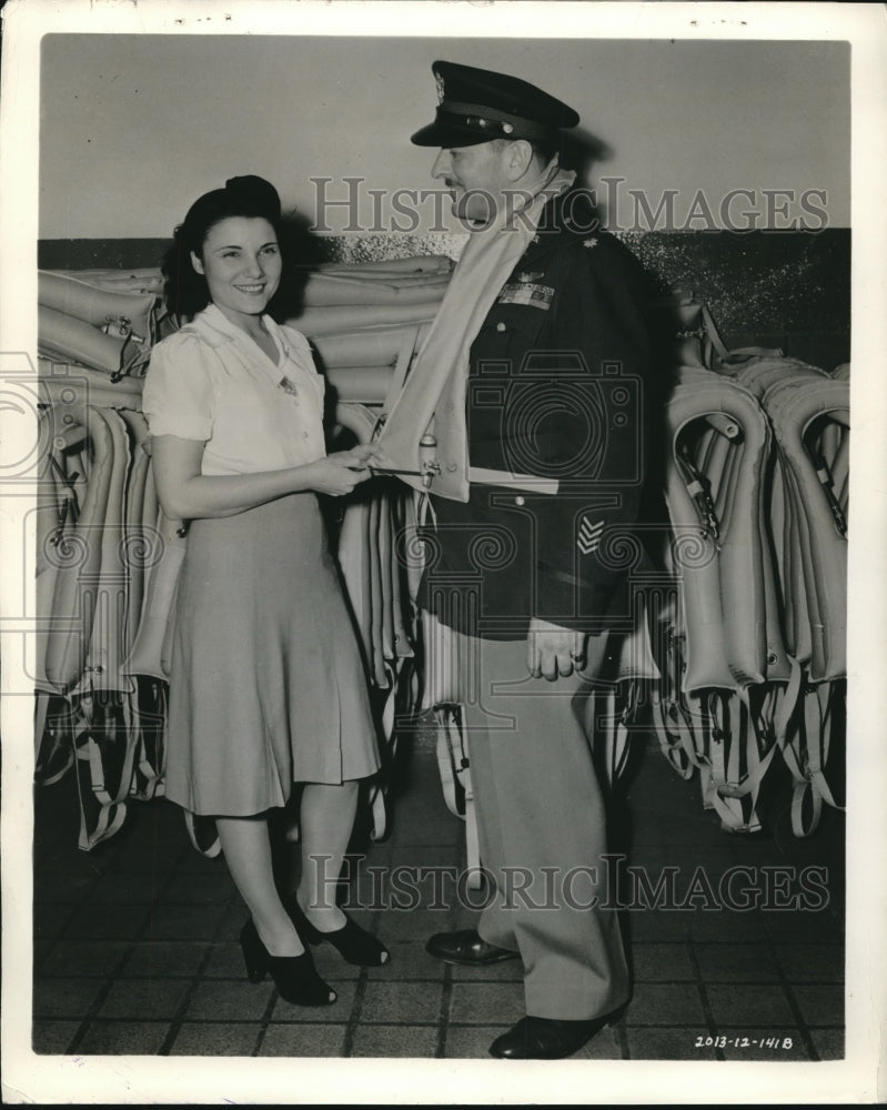 1941 Press Photo Maj. Charles Kerwood tries out life vest from Goodyear plant-Historic Images