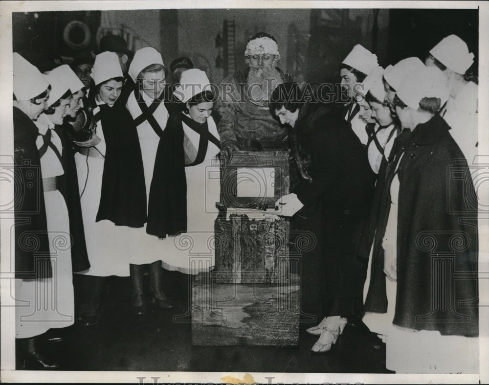 1933 Mayoress Cummings Welcomes Underwater Santa Seaman's Hospital - Historic Images
