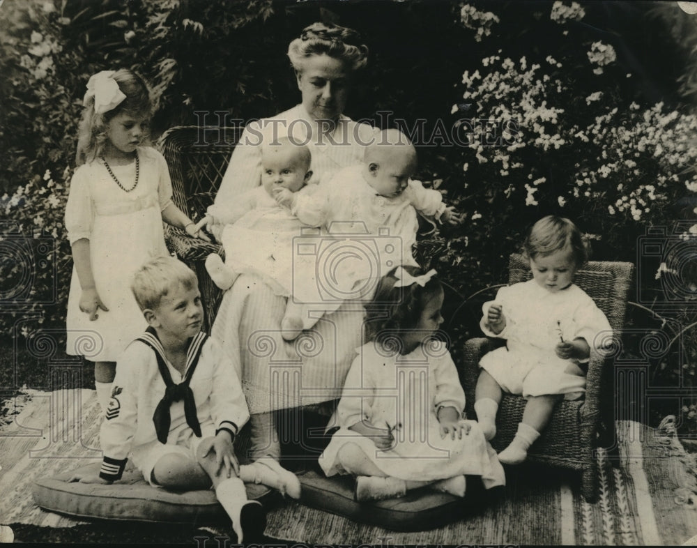 1922 Mrs. Joseph T. Bowen of Woman's City Club & Six Grandchildren - Historic Images