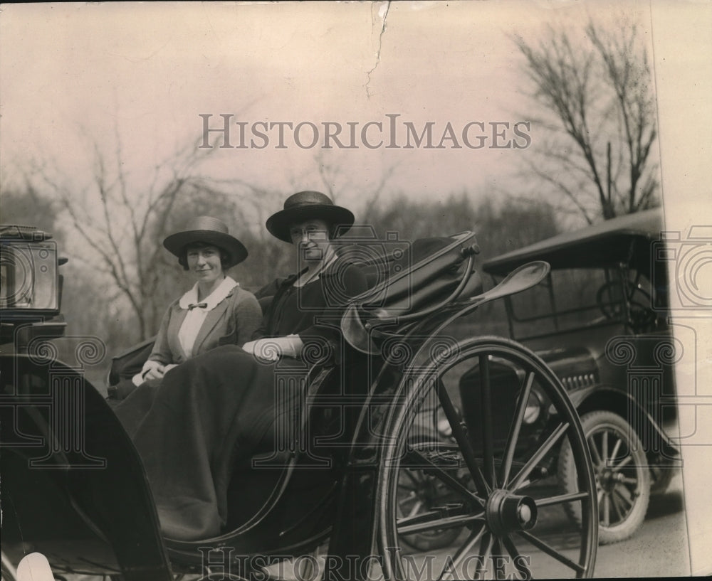1921 Press Photo Mrs. Lyle Hubbard and Mary O. Wallace in a Carriage - Historic Images
