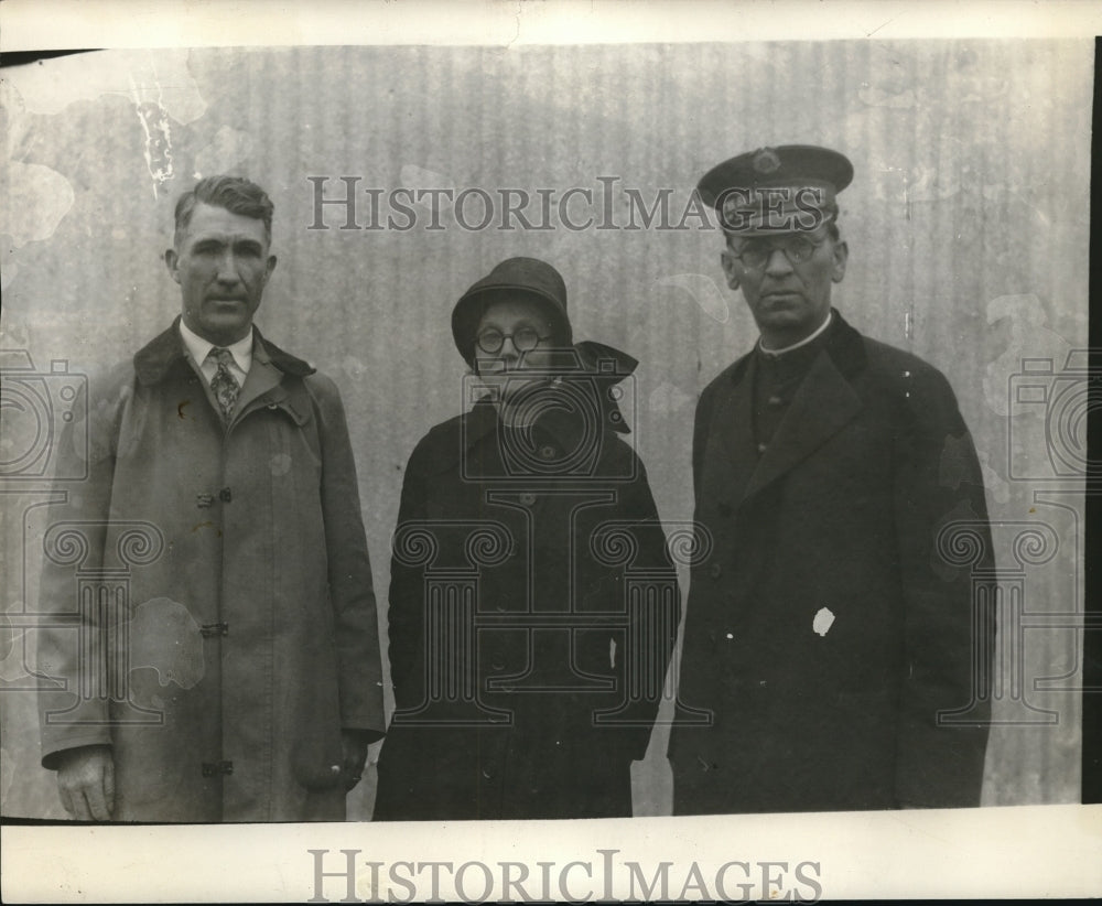 1928 Press Photo Police Chief J.M. Yoder, Mrs. W.G. Vaughan, Capt W.G. Vaughn - Historic Images