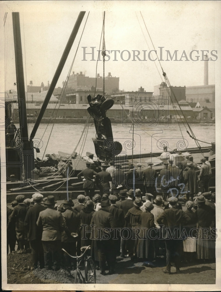 1923 taxi cab retrieved from East River, Long Island (2 dead) - Historic Images