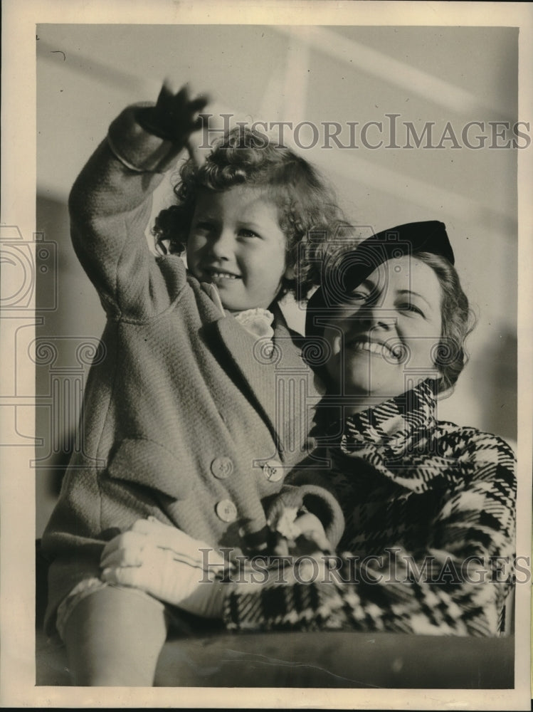 1934 Press Photo Mrs Hulett Clinton &amp; Daughter Leave For England - Historic Images