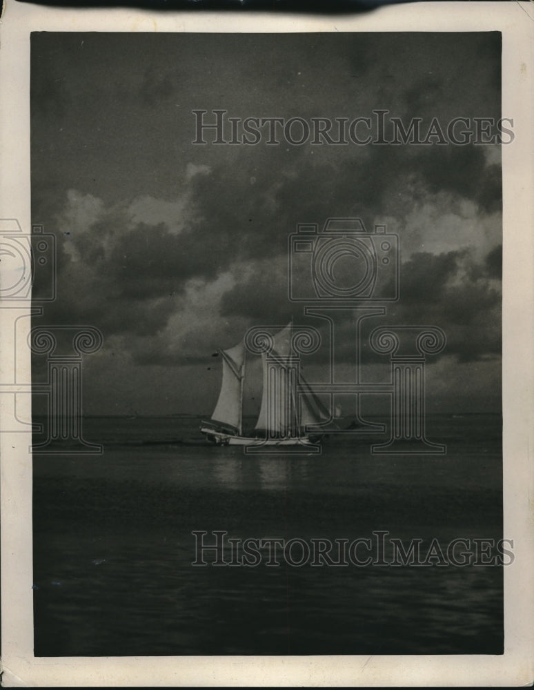 1939 Press Photo A Buginese palari sailboat shown sailing on the ocean-Historic Images