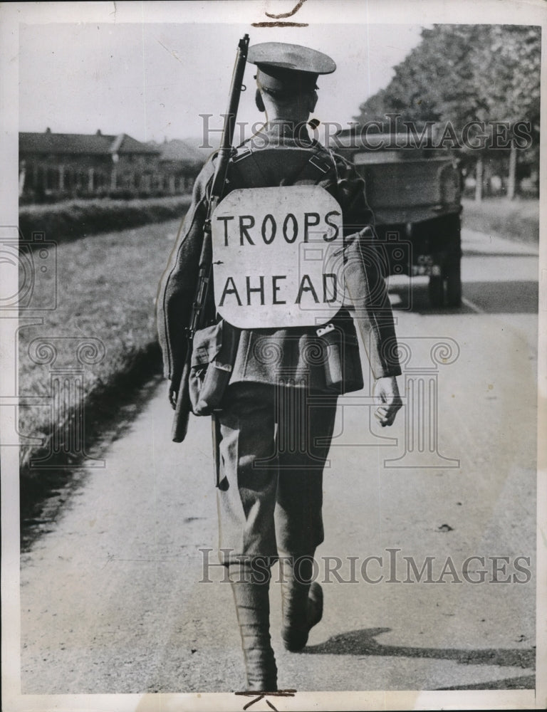 1935 Sign at the back of a Tommy stationed in Hampshire, England - Historic Images