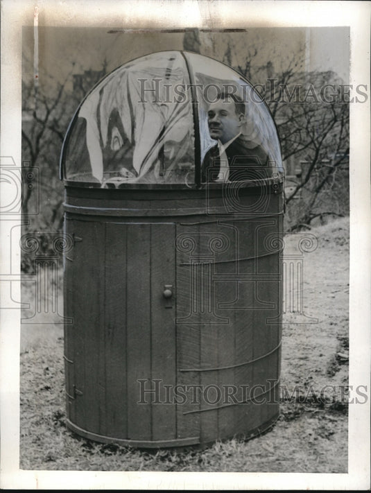 1943 Press Photo Pre-fabricated Sentry House constructed of a tobacco hogshead - Historic Images