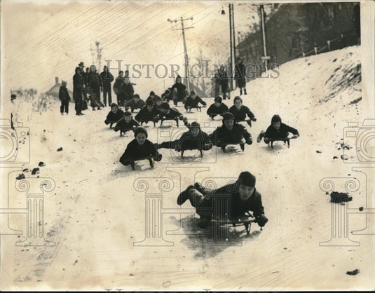 1940 Press Photo group of skiers costing on E-98 near Union Avenue - Historic Images