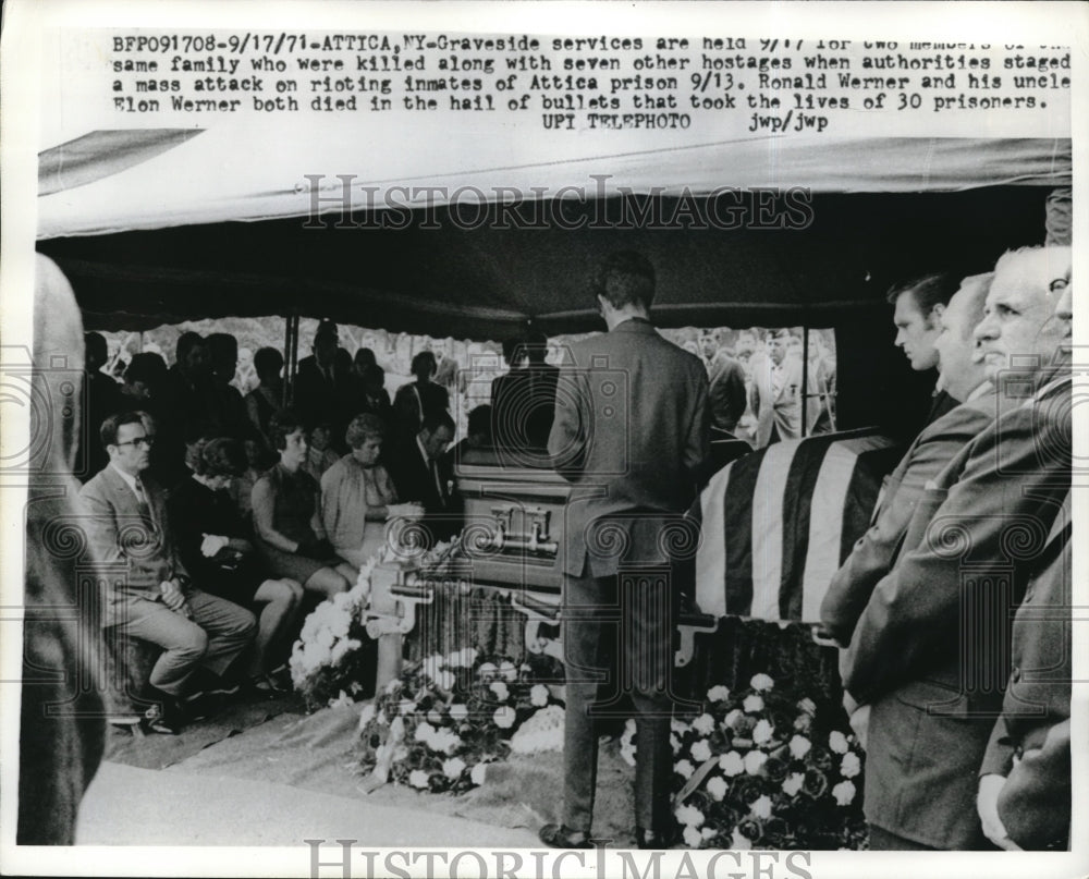 1971 Press Photo Graveside services for 2 members of family killed in riots-Historic Images