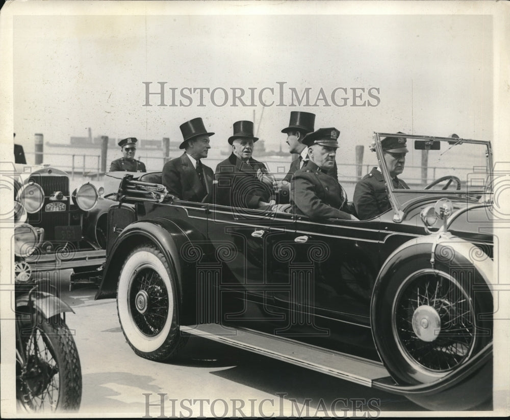 1932 Press Photo Mayor James Walker, Gov Wilson Cross &amp; Grover Whalen in a car-Historic Images