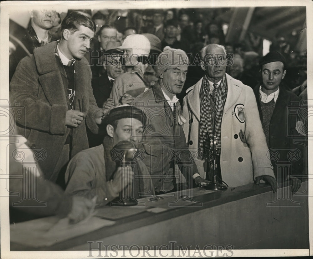 1932 Radio announcer Ted Husing at the Rocky Games bet US &amp; Canada - Historic Images