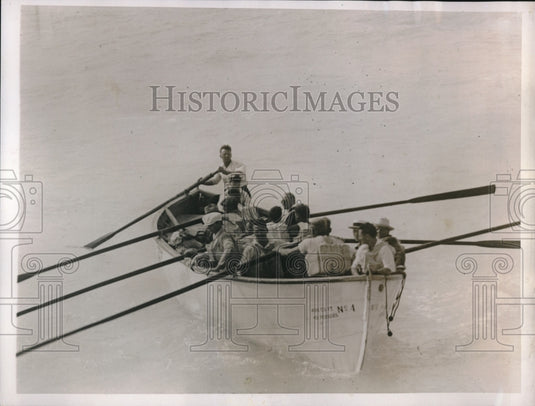 1935 Press Photo Stranded Passengers of Steamship Dixie Being Rescued - Historic Images