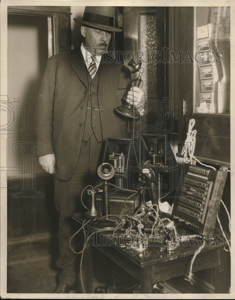 1928 Press Photo Using telephone Gideon Rabshaw - Historic Images