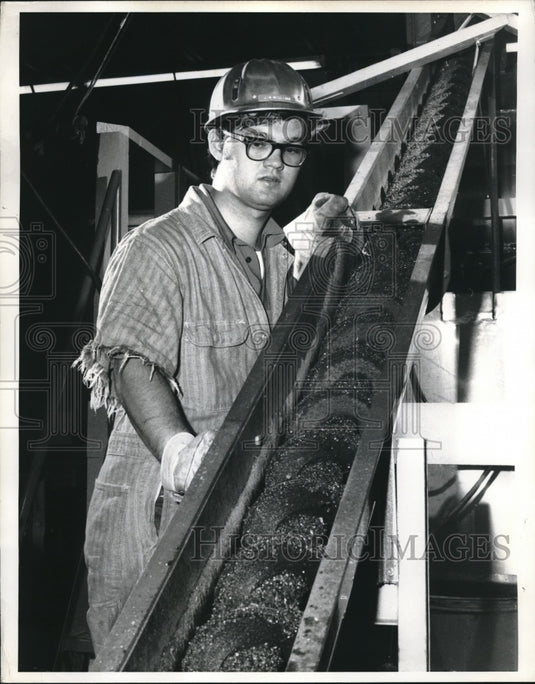 1971 Press Photo Jim William Physical Science Technician at US Bureau Mines Soli-Historic Images