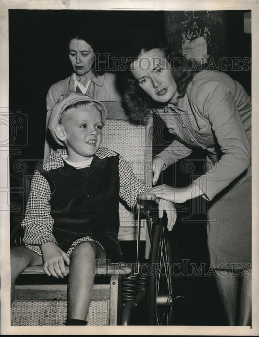 1945 Press Photo Jerry Wrinn Age 8 with Rare Disease in NY For Treatment & Mom - Historic Images