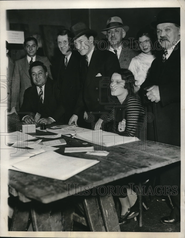 1932 James J. Walker singing register before casting vote - Historic Images