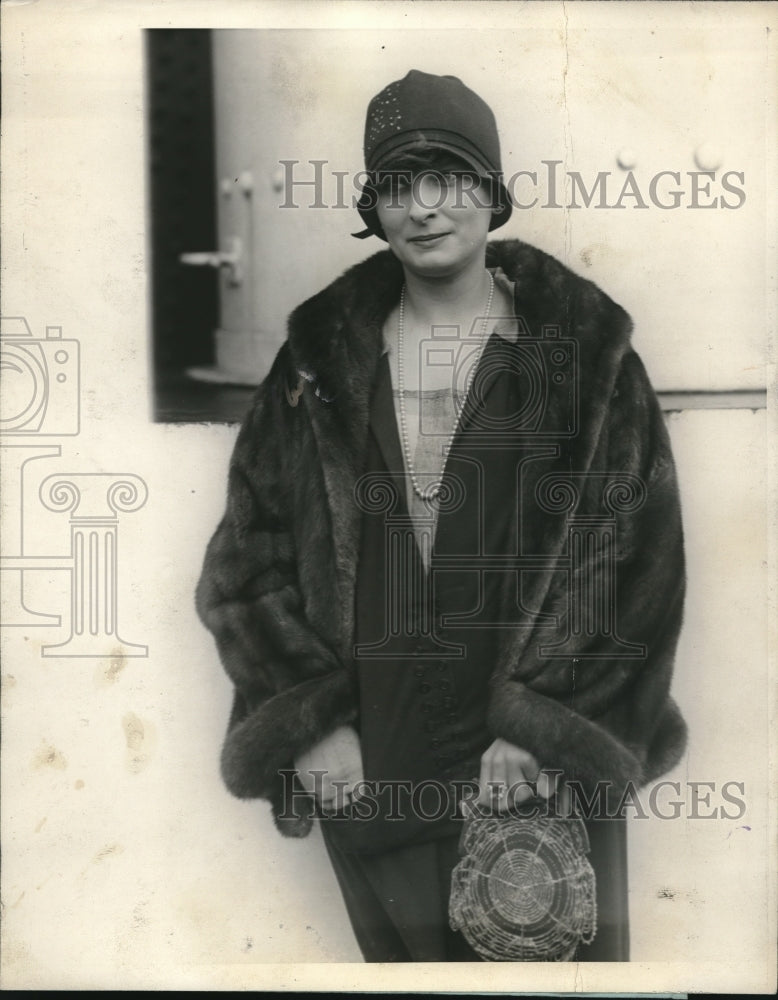 1925 Press Photo Baroness Lucie Von Bodungen Arriving SS Aquitania - Historic Images