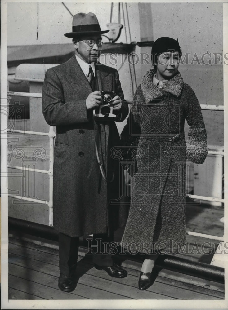 1934 Press Photo Japanese Diplomat Col Yashshi &amp; Mrs Sakai Arrive In New york - Historic Images