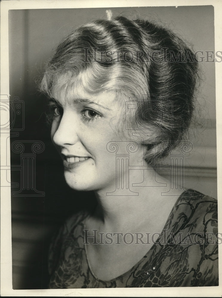 1925 Press Photo Pearl McFadden Wearing Grey Haired Wig-Historic Images