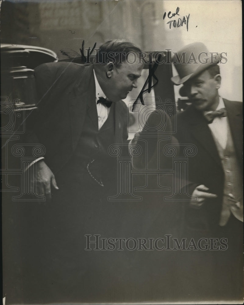 1931 Press Photo Michael S. Link gets out of Cab - Historic Images