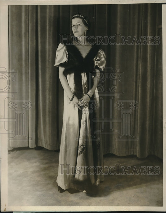 1923 Press Photo Mrs.T.S. Hardip's costume for the Beaux Arts Ball at the Astor - Historic Images