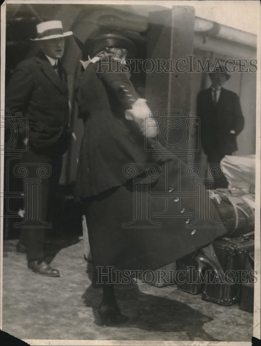 1923 Press Photo Mrs. Willie Hoppe Pitches the Baseball-Historic Images