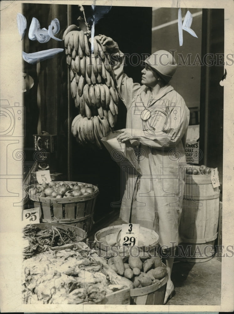 1926 Press Photo Society Debutantes on Co-Op Committee Sell Groceries-Historic Images