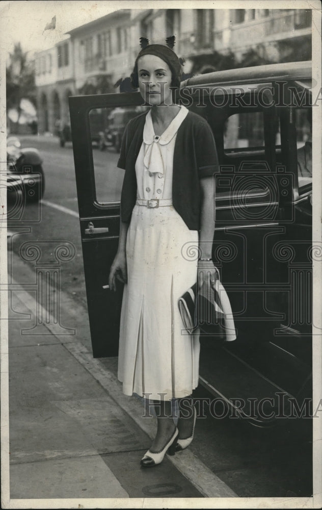 1932 Mrs John CO Marriot daughter of Otta Khan in vacation - Historic Images